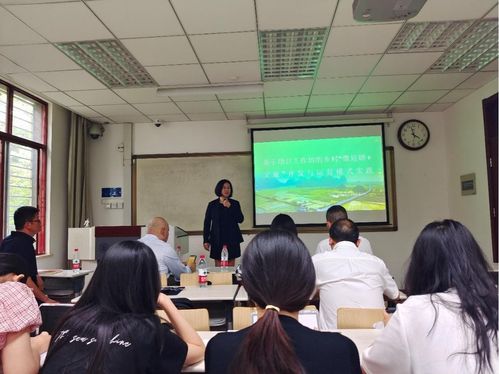 新媒體學(xué)院舉辦“創(chuàng)新點(diǎn)燃青春，創(chuàng)業(yè)領(lǐng)航卓越”主題培訓(xùn)活動(dòng)